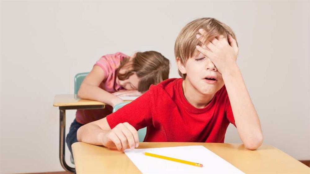 Niño con problemas en el neurodesarrollo afectando aprendizaje